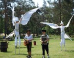 ... en dansen sprookjesachtige reuzenvogels op troubadourachtige muziek.