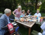 Lunch met broodjes en brandnetelsoep.