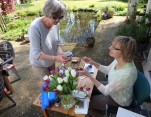 Liesbeth verkoopt glutenvrije courgettecake voor Compassion.